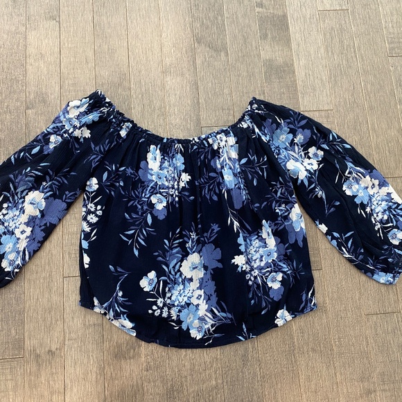 Hollister Tops - 🔥 Host Pick 🔥 Hollister Moody Blues Floral Crop Top